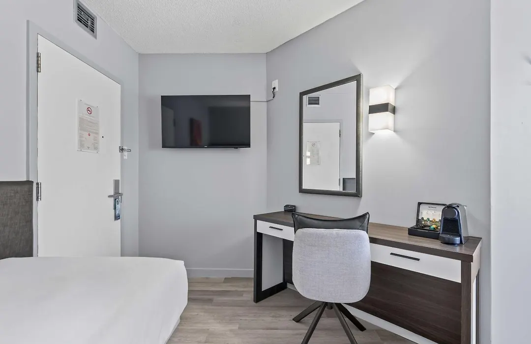 Travelodge By Wyndham Montreal Centre-1